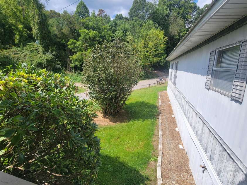 204 Kudzu Loop, Waynesville, NC 28786.  MLS# CAR4422736, YatesRealty ID 49863. 