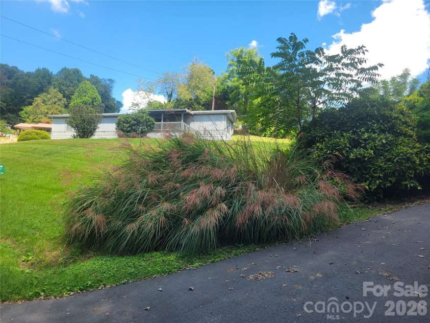 204 Kudzu Loop, Waynesville, NC 28786.  MLS# CAR4422736, YatesRealty ID 49863. 