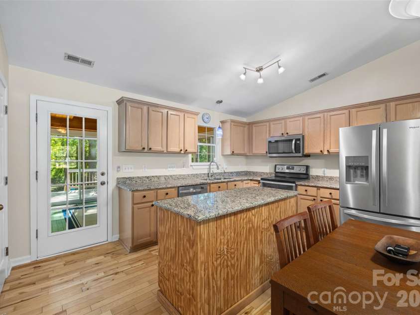 404 Sadie Drive, Matthews, NC 28105.  MLS# CAR4420775, YatesRealty ID 49866. All appliances stay