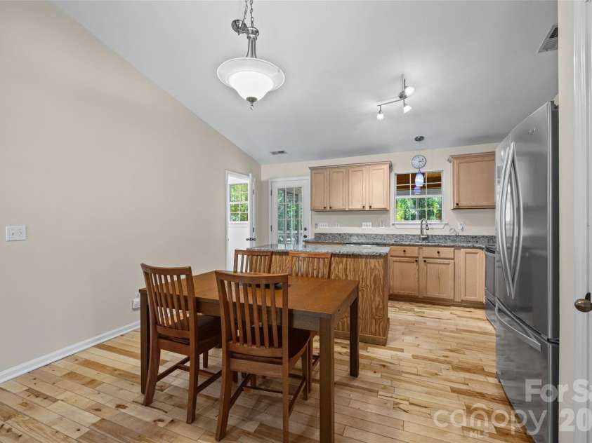 404 Sadie Drive, Matthews, NC 28105.  MLS# CAR4420775, YatesRealty ID 49866. And eat in kitchen