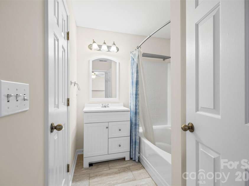 404 Sadie Drive, Matthews, NC 28105.  MLS# CAR4420775, YatesRealty ID 49866. Full bath