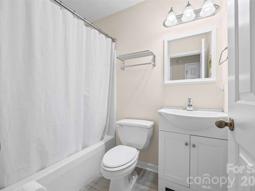 404 Sadie Drive, Matthews, NC 28105.  MLS# CAR4420775, YatesRealty ID 49866. Second full bath
