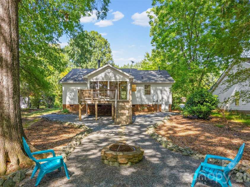 404 Sadie Drive, Matthews, NC 28105.  MLS# CAR4420775, YatesRealty ID 49866. This home truly has it all