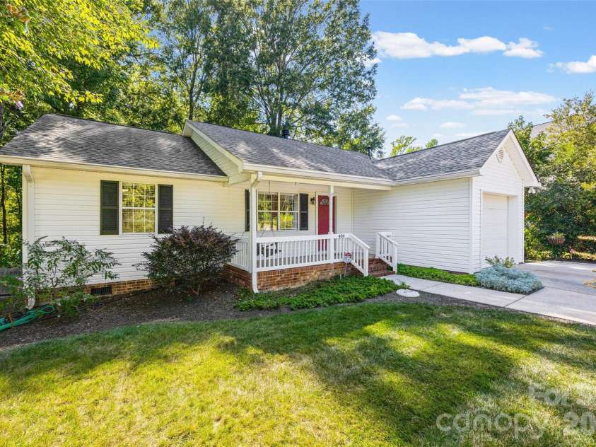 404 Sadie Drive, Matthews, NC 28105.  MLS# CAR4420775, YatesRealty ID 49866. To 404 Sadie Drive