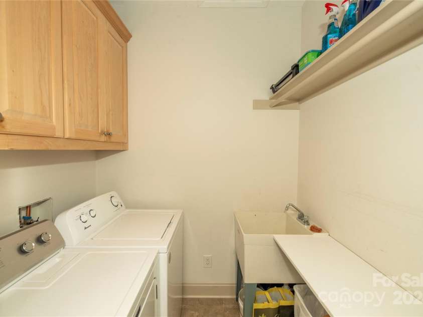 1244 Windover Drive, Brevard, NC 28712.  MLS# CAR4169991, YatesRealty ID 4987. Laundry Room