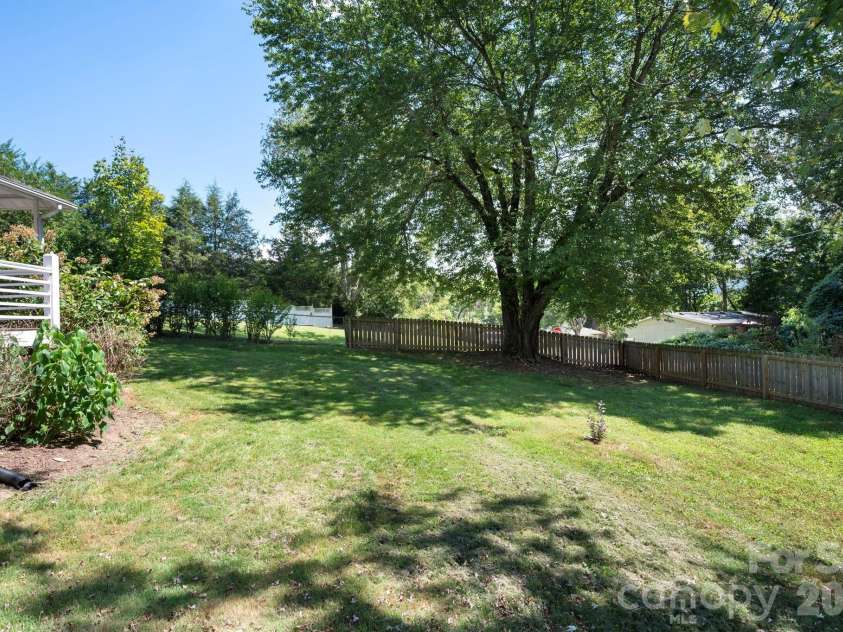 23 Maxwell Road, Asheville, NC 28805.  MLS# CAR4421518, YatesRealty ID 49871. 