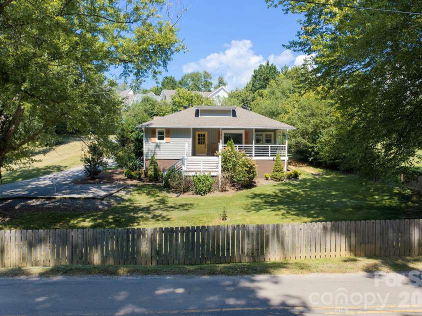 23 Maxwell Road, Asheville, NC 28805.  MLS# CAR4421518, YatesRealty ID 49871. 