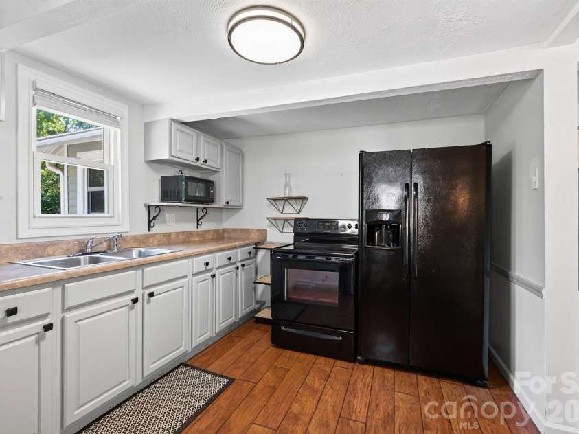 23 Maxwell Road, Asheville, NC 28805.  MLS# CAR4421518, YatesRealty ID 49871. Black Appliances