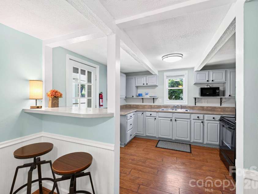 23 Maxwell Road, Asheville, NC 28805.  MLS# CAR4421518, YatesRealty ID 49871. Breakfast Bar