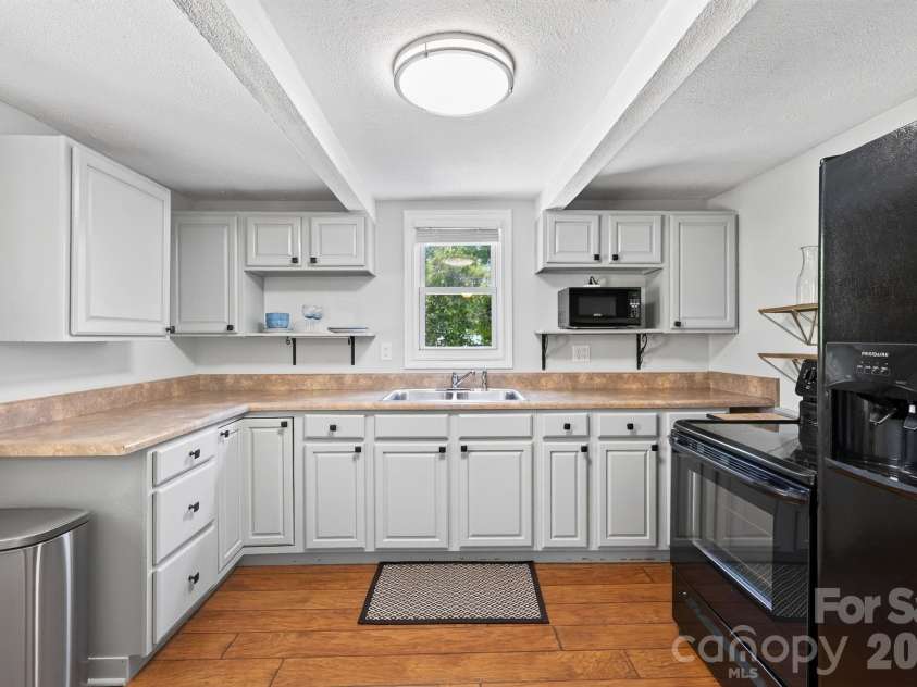 23 Maxwell Road, Asheville, NC 28805.  MLS# CAR4421518, YatesRealty ID 49871. Open Kitchen