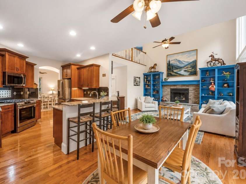 151 Hillside Drive, Swannanoa, NC 28778.  MLS# CAR4418957, YatesRealty ID 49872. Eat-in Kitchen
