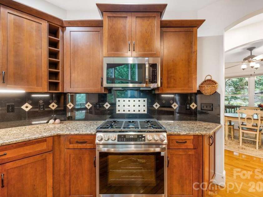 151 Hillside Drive, Swannanoa, NC 28778.  MLS# CAR4418957, YatesRealty ID 49872. New Gas Oven