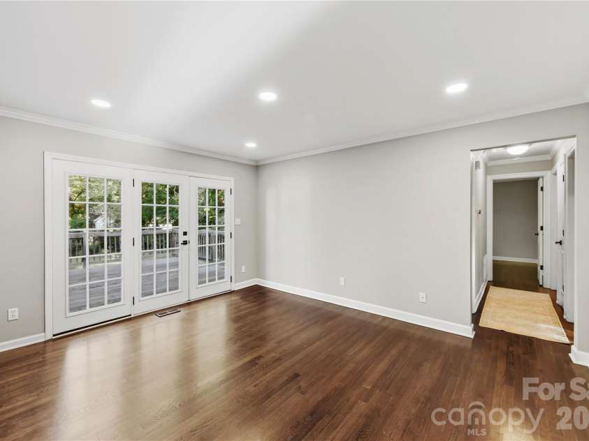 5726 Sharon Road, Charlotte, NC 28210.  MLS# CAR4422801, YatesRealty ID 49873. Family Room