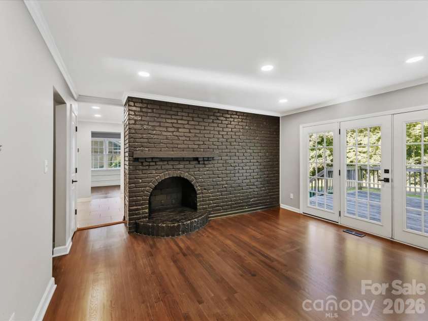 5726 Sharon Road, Charlotte, NC 28210.  MLS# CAR4422801, YatesRealty ID 49873. Family Room