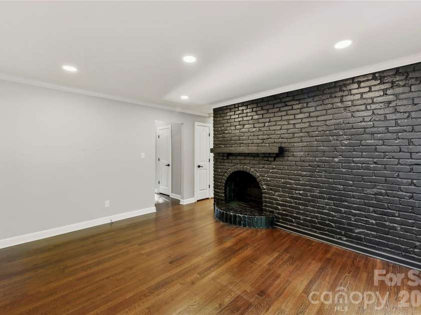 5726 Sharon Road, Charlotte, NC 28210.  MLS# CAR4422801, YatesRealty ID 49873. Family Room