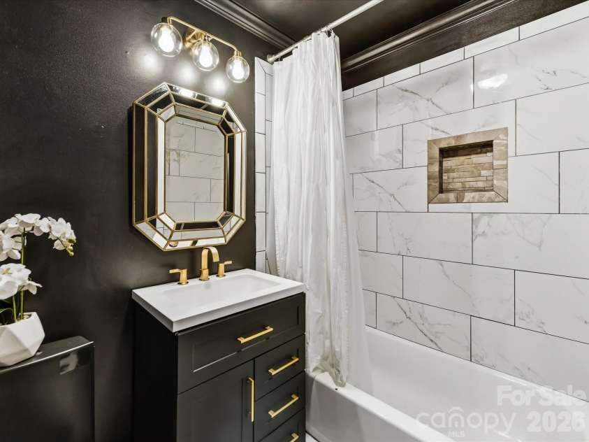 5726 Sharon Road, Charlotte, NC 28210.  MLS# CAR4422801, YatesRealty ID 49873. Full Bathroom