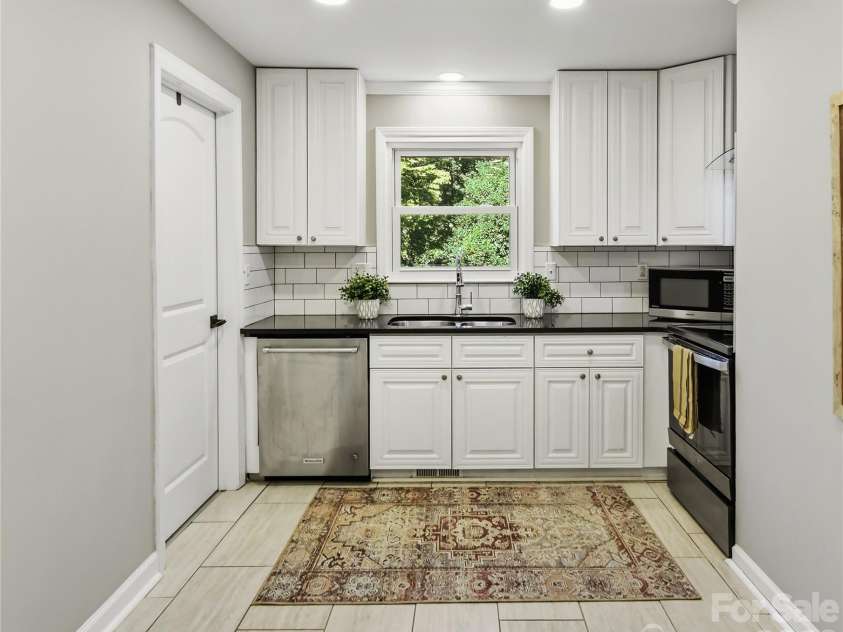 5726 Sharon Road, Charlotte, NC 28210.  MLS# CAR4422801, YatesRealty ID 49873. Kitchen