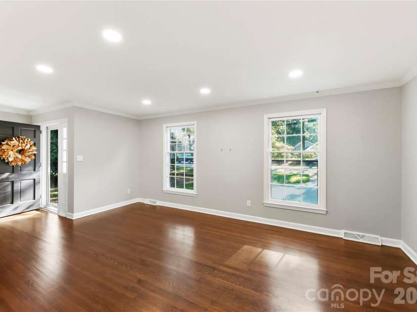 5726 Sharon Road, Charlotte, NC 28210.  MLS# CAR4422801, YatesRealty ID 49873. Living Room