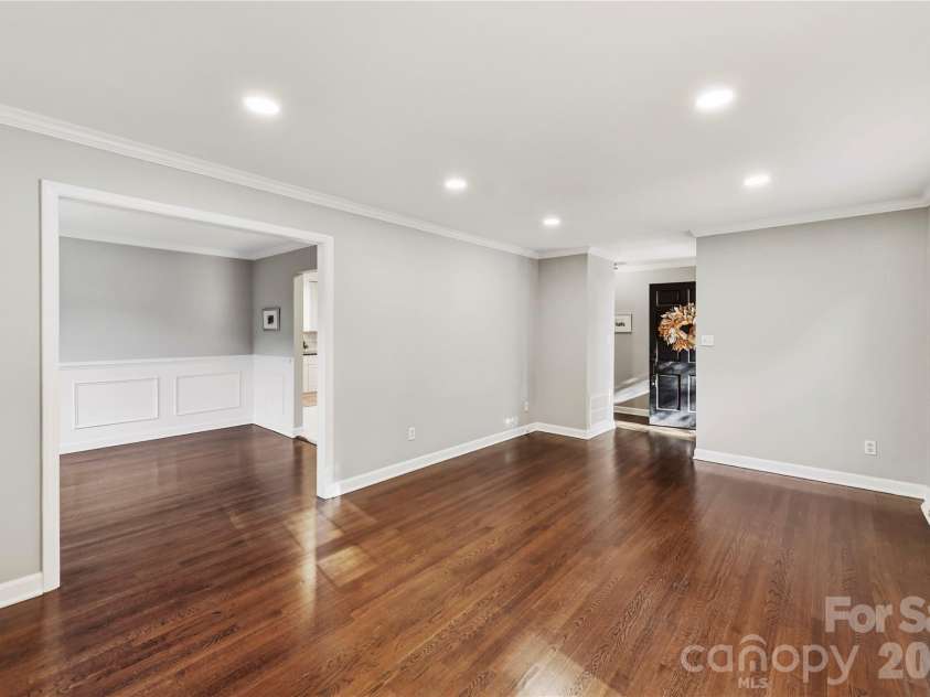 5726 Sharon Road, Charlotte, NC 28210.  MLS# CAR4422801, YatesRealty ID 49873. Living Room
