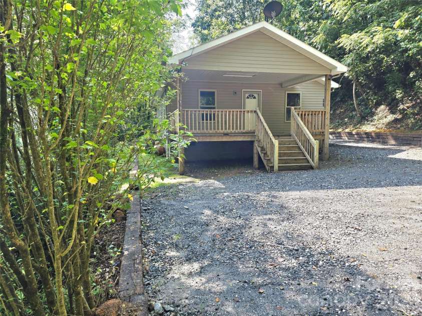 141 Silver Fox Drive, Cullowhee, NC 28723.  MLS# CAR4422320, YatesRealty ID 49891. 