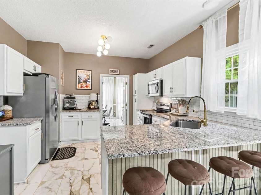 3907 Yorkford Drive, Charlotte, NC 28269.  MLS# CAR4421220, YatesRealty ID 49897. 