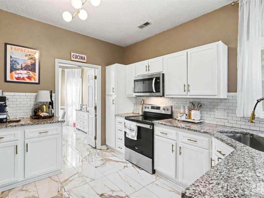 3907 Yorkford Drive, Charlotte, NC 28269.  MLS# CAR4421220, YatesRealty ID 49897. 
