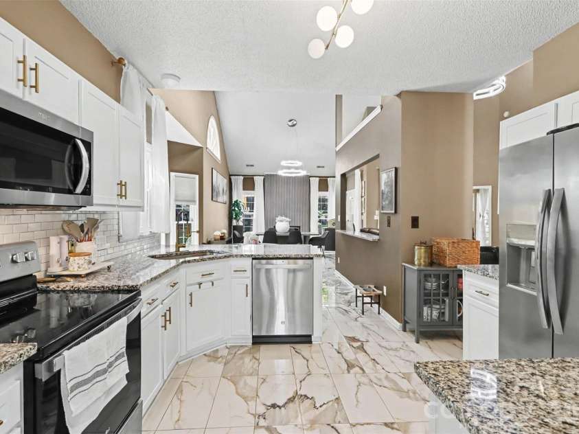 3907 Yorkford Drive, Charlotte, NC 28269.  MLS# CAR4421220, YatesRealty ID 49897. 