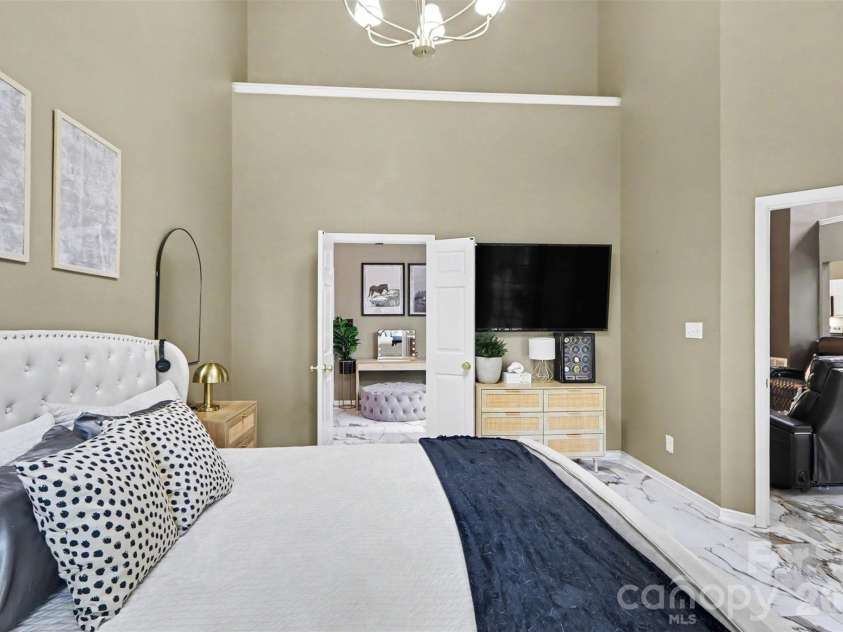 3907 Yorkford Drive, Charlotte, NC 28269.  MLS# CAR4421220, YatesRealty ID 49897. 