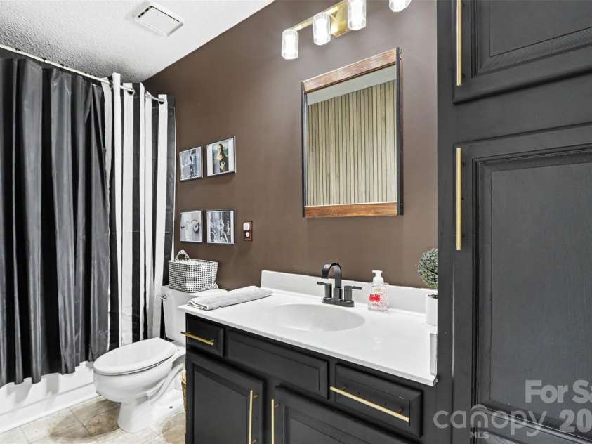 3907 Yorkford Drive, Charlotte, NC 28269.  MLS# CAR4421220, YatesRealty ID 49897. 