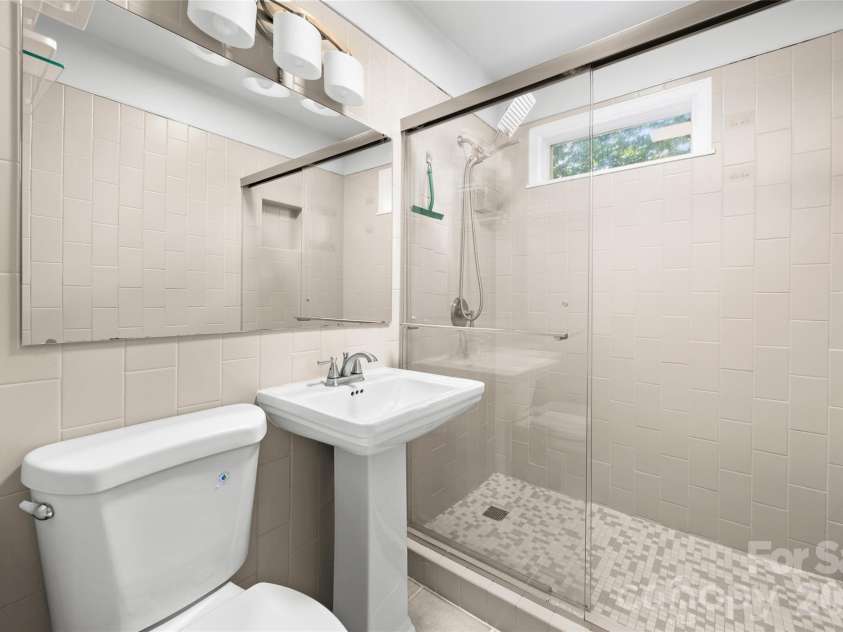 13 Browndale Road, Asheville, NC 28805.  MLS# CAR4382752, YatesRealty ID 49900. Bathroom