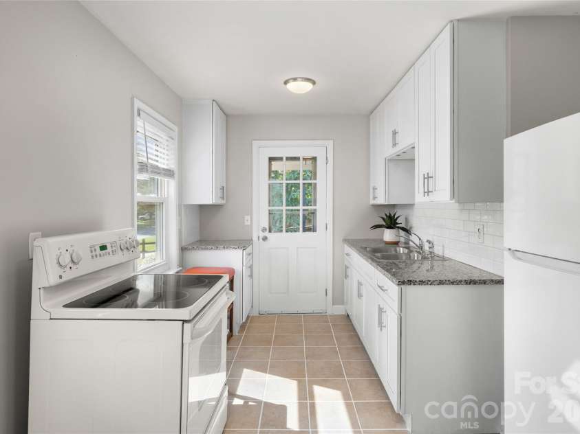 13 Browndale Road, Asheville, NC 28805.  MLS# CAR4382752, YatesRealty ID 49900. Kitchen