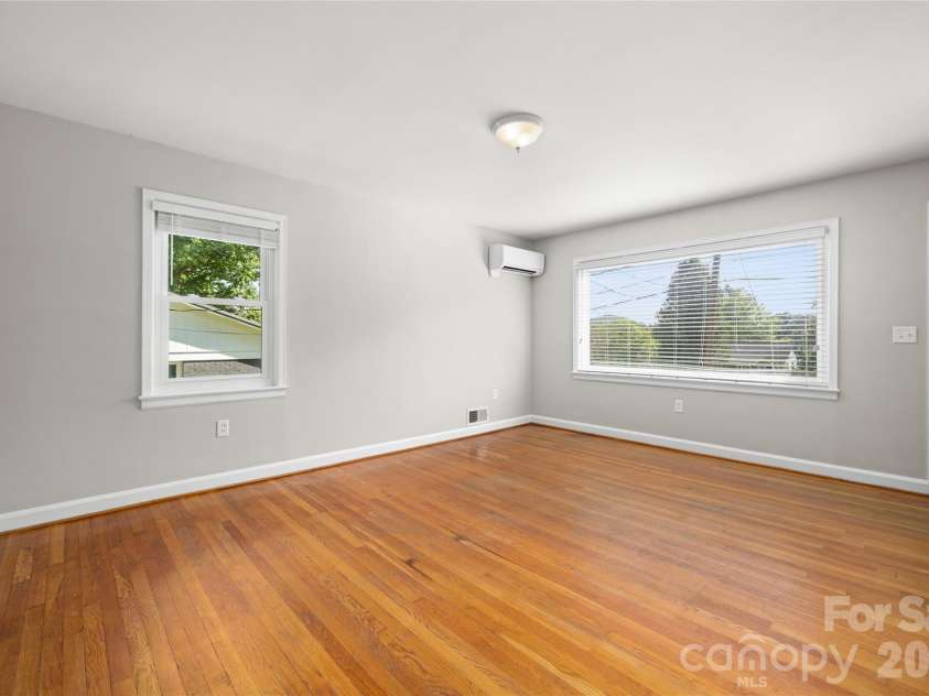 13 Browndale Road, Asheville, NC 28805.  MLS# CAR4382752, YatesRealty ID 49900. Living Room