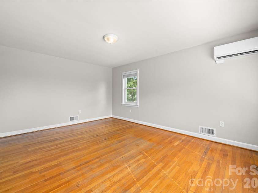 13 Browndale Road, Asheville, NC 28805.  MLS# CAR4382752, YatesRealty ID 49900. Living Room