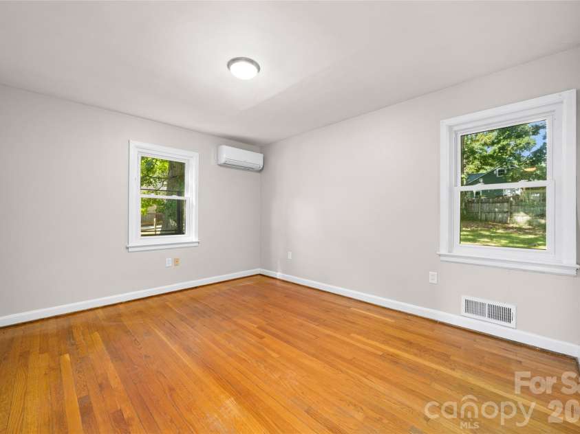 13 Browndale Road, Asheville, NC 28805.  MLS# CAR4382752, YatesRealty ID 49900. Primary bedroom