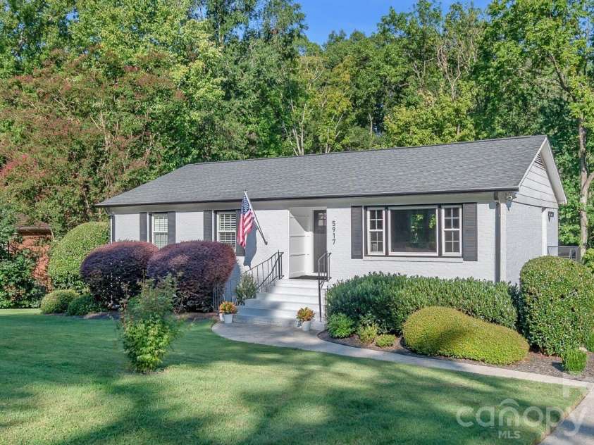5917 Doncaster Drive, Charlotte, NC 28211.  MLS# CAR4423305, YatesRealty ID 49905. 