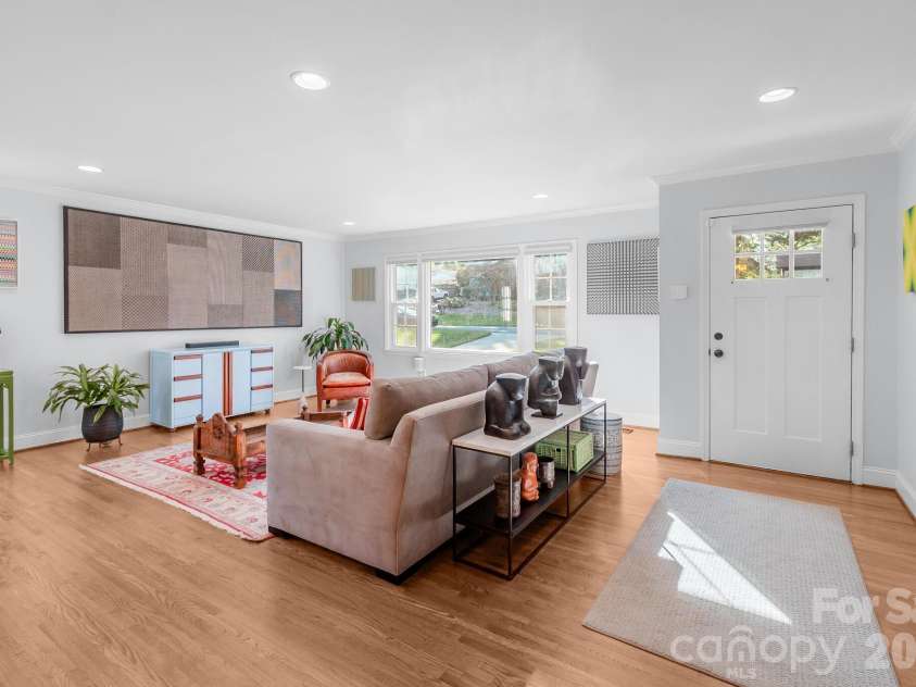 5917 Doncaster Drive, Charlotte, NC 28211.  MLS# CAR4423305, YatesRealty ID 49905. 