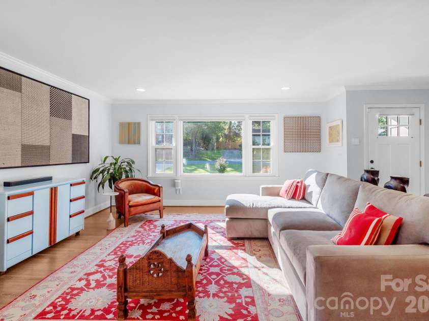 5917 Doncaster Drive, Charlotte, NC 28211.  MLS# CAR4423305, YatesRealty ID 49905. 