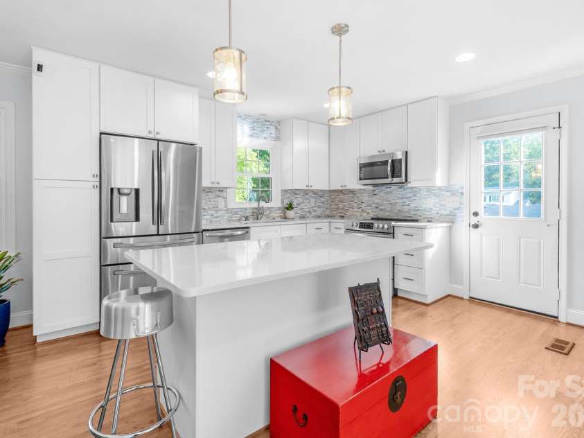 5917 Doncaster Drive, Charlotte, NC 28211.  MLS# CAR4423305, YatesRealty ID 49905. 