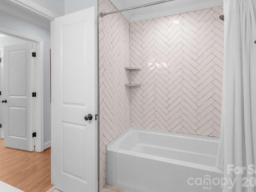 5917 Doncaster Drive, Charlotte, NC 28211.  MLS# CAR4423305, YatesRealty ID 49905. 