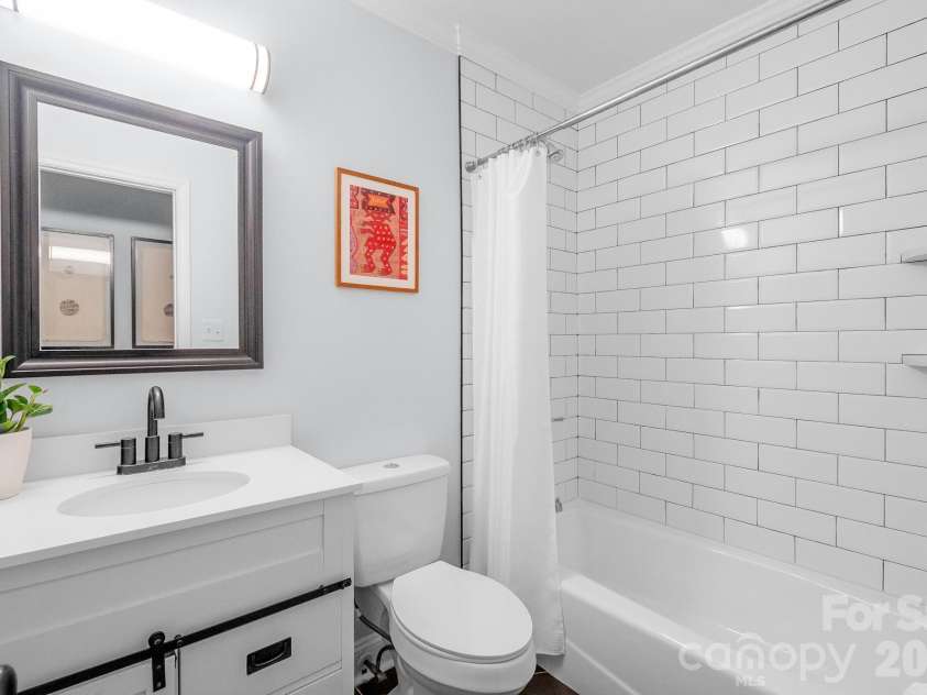 5917 Doncaster Drive, Charlotte, NC 28211.  MLS# CAR4423305, YatesRealty ID 49905. 