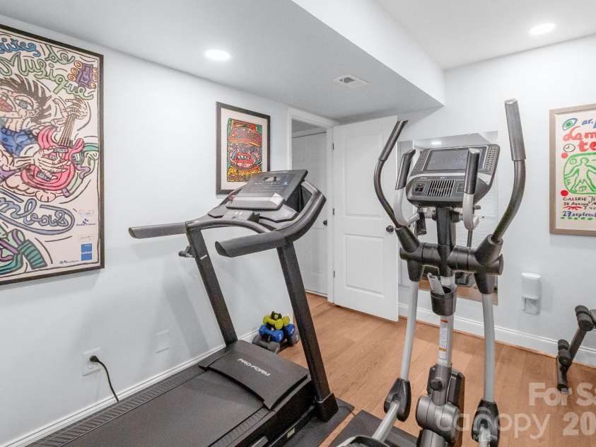 5917 Doncaster Drive, Charlotte, NC 28211.  MLS# CAR4423305, YatesRealty ID 49905. 
