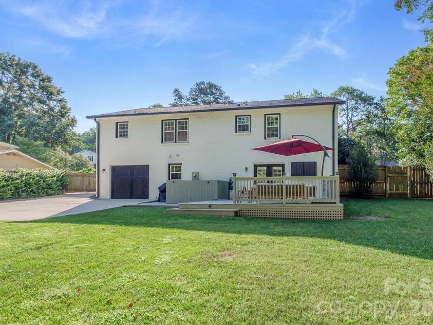 5917 Doncaster Drive, Charlotte, NC 28211.  MLS# CAR4423305, YatesRealty ID 49905. 