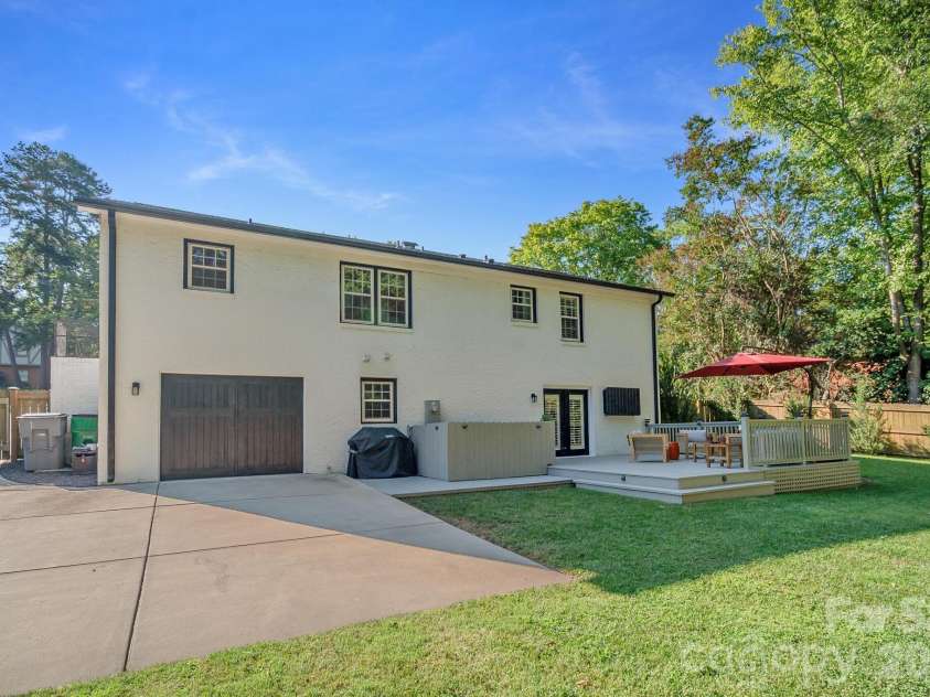 5917 Doncaster Drive, Charlotte, NC 28211.  MLS# CAR4423305, YatesRealty ID 49905. 