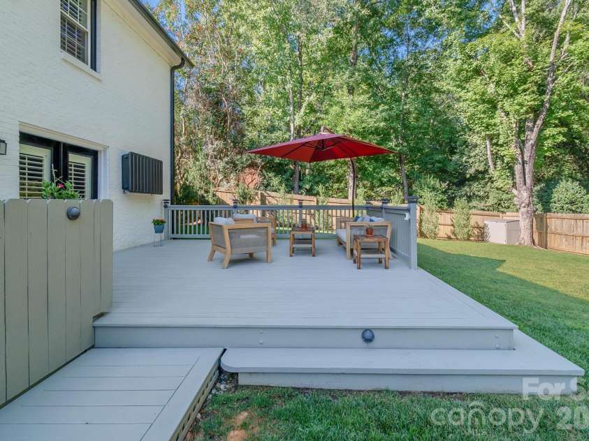 5917 Doncaster Drive, Charlotte, NC 28211.  MLS# CAR4423305, YatesRealty ID 49905. 