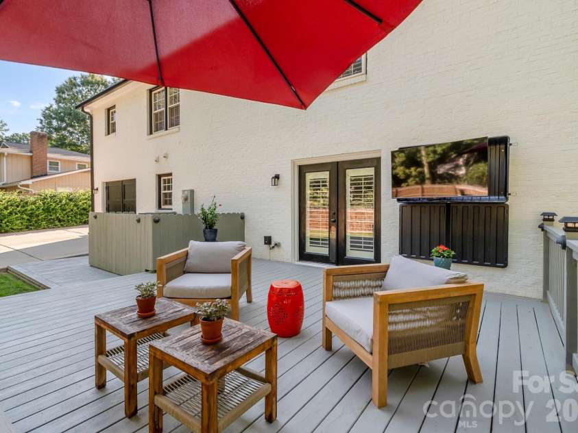 5917 Doncaster Drive, Charlotte, NC 28211.  MLS# CAR4423305, YatesRealty ID 49905. 