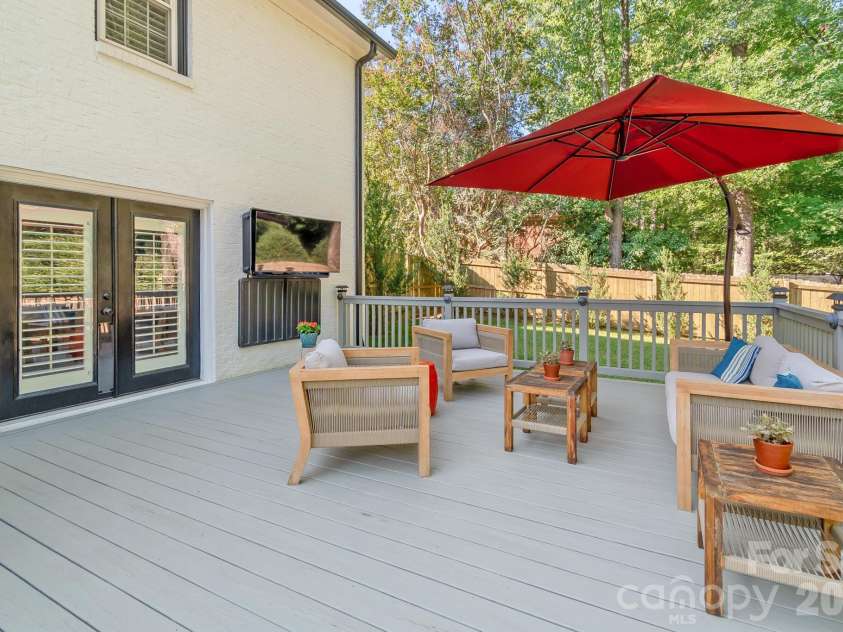 5917 Doncaster Drive, Charlotte, NC 28211.  MLS# CAR4423305, YatesRealty ID 49905. 