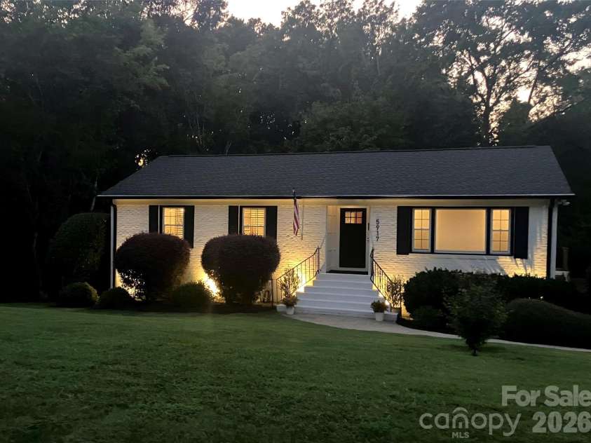 5917 Doncaster Drive, Charlotte, NC 28211.  MLS# CAR4423305, YatesRealty ID 49905. 