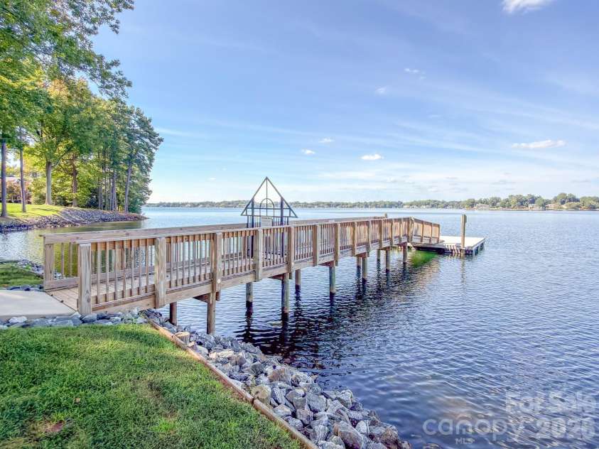 327 Northwest Drive, Davidson, NC 28036.  MLS# CAR4423032, YatesRealty ID 49906. Community Day dock easy boat access for pick up and drop off
