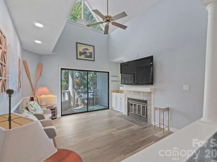 327 Northwest Drive, Davidson, NC 28036.  MLS# CAR4423032, YatesRealty ID 49906. Great room with vaulted ceiling overlooking Lake Norman