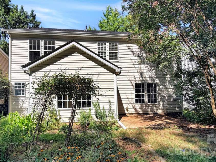 1750 Wilburn Park Lane, Charlotte, NC 28269.  MLS# CAR4421569, YatesRealty ID 49911. 
